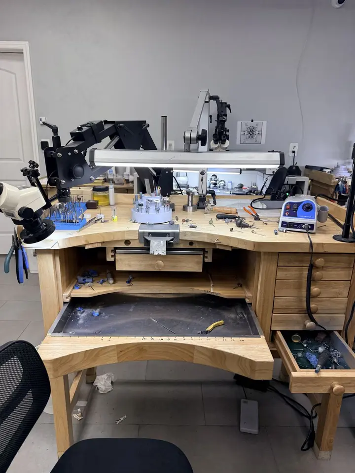 Master jeweler bench